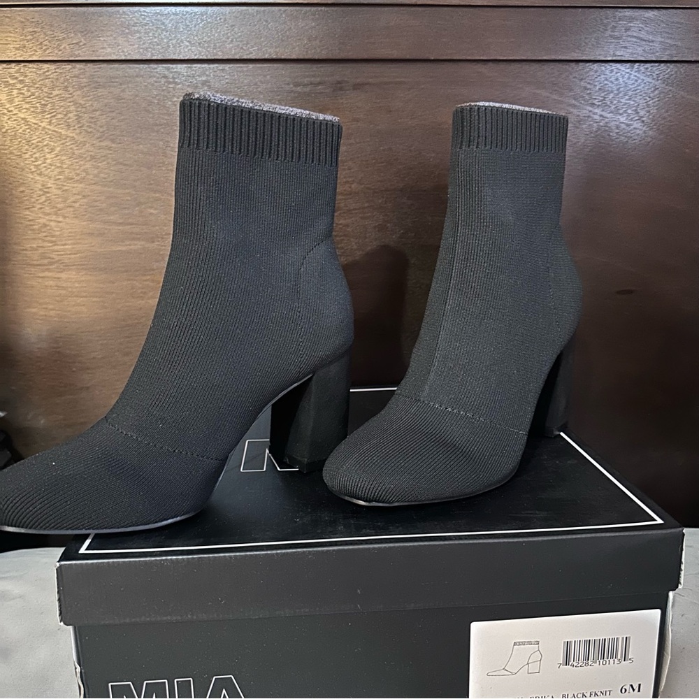 Mia Erika black boots in size 6
